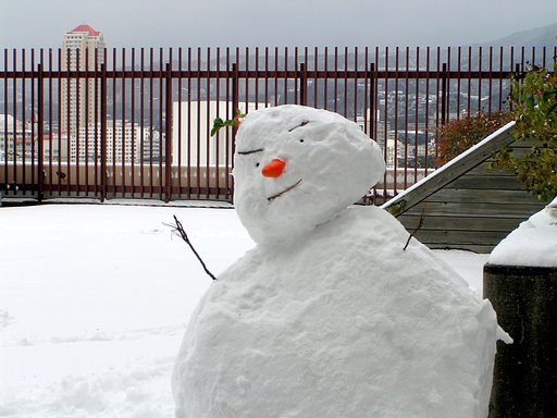 屋上の雪だるま