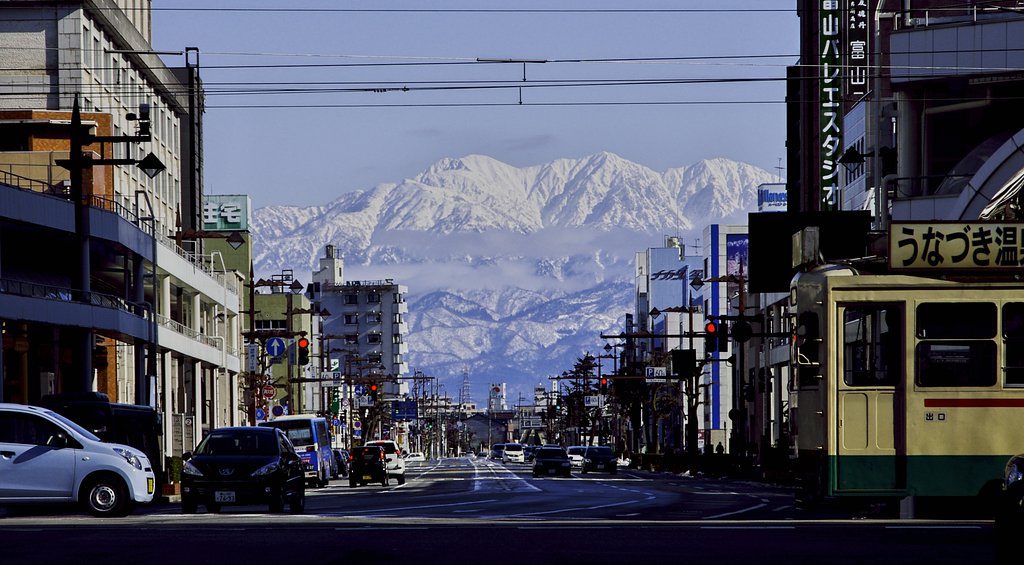立山連峰が見える街角