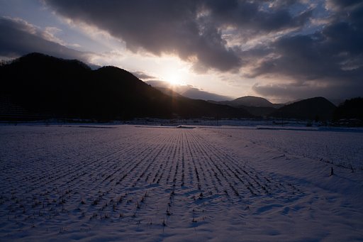 雲の間から朝日の出。