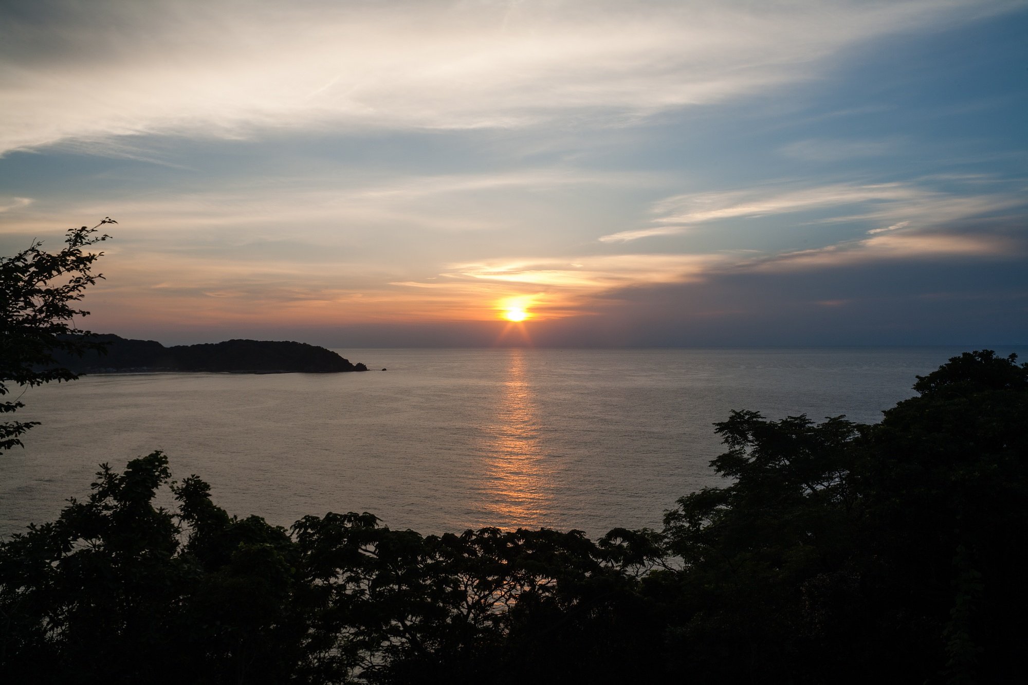 日本海の水平線への日没。
