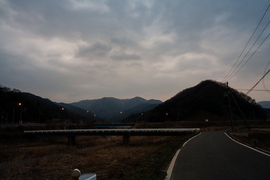 暗い曇り空の朝。