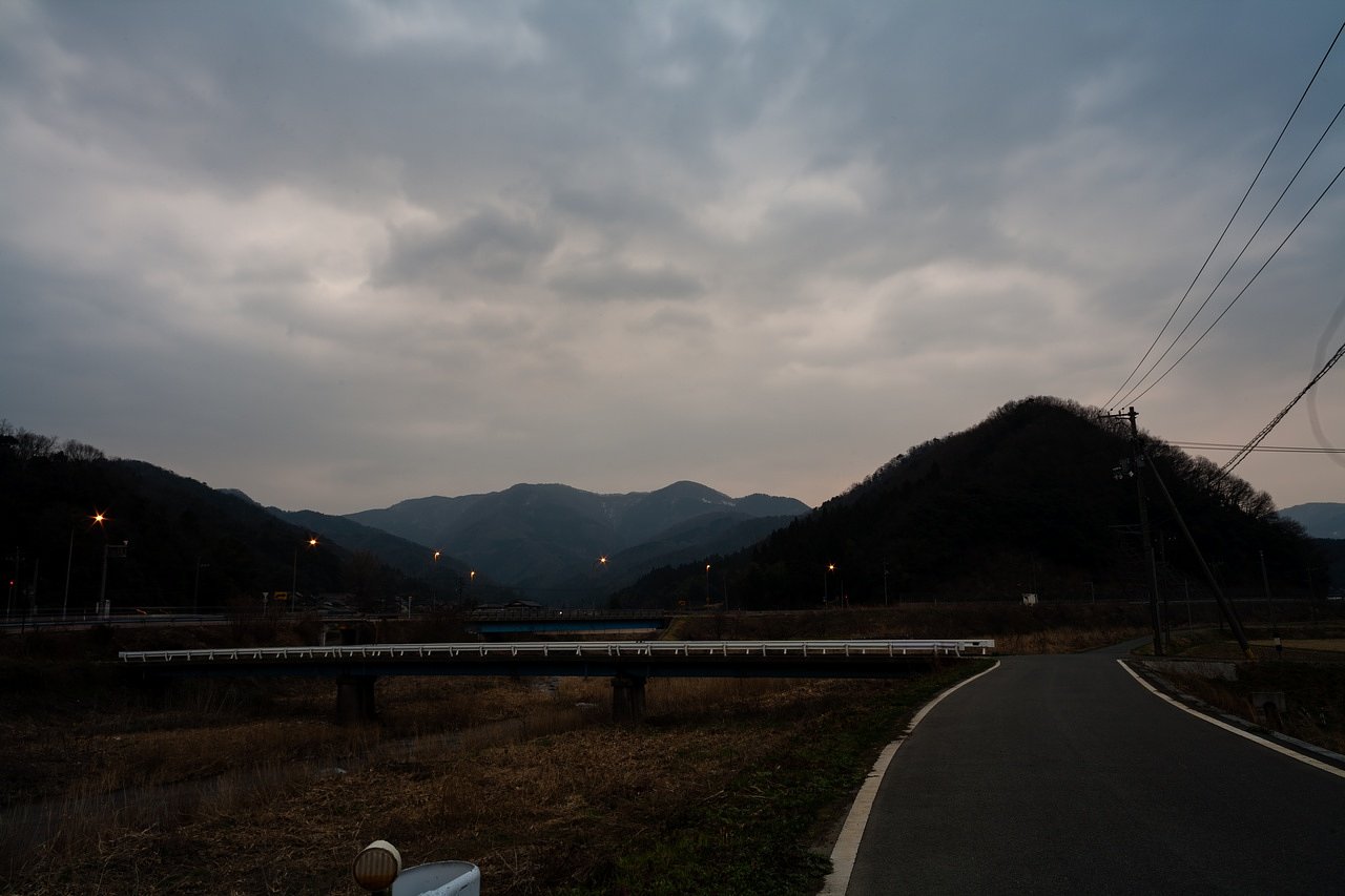暗い曇り空の朝。