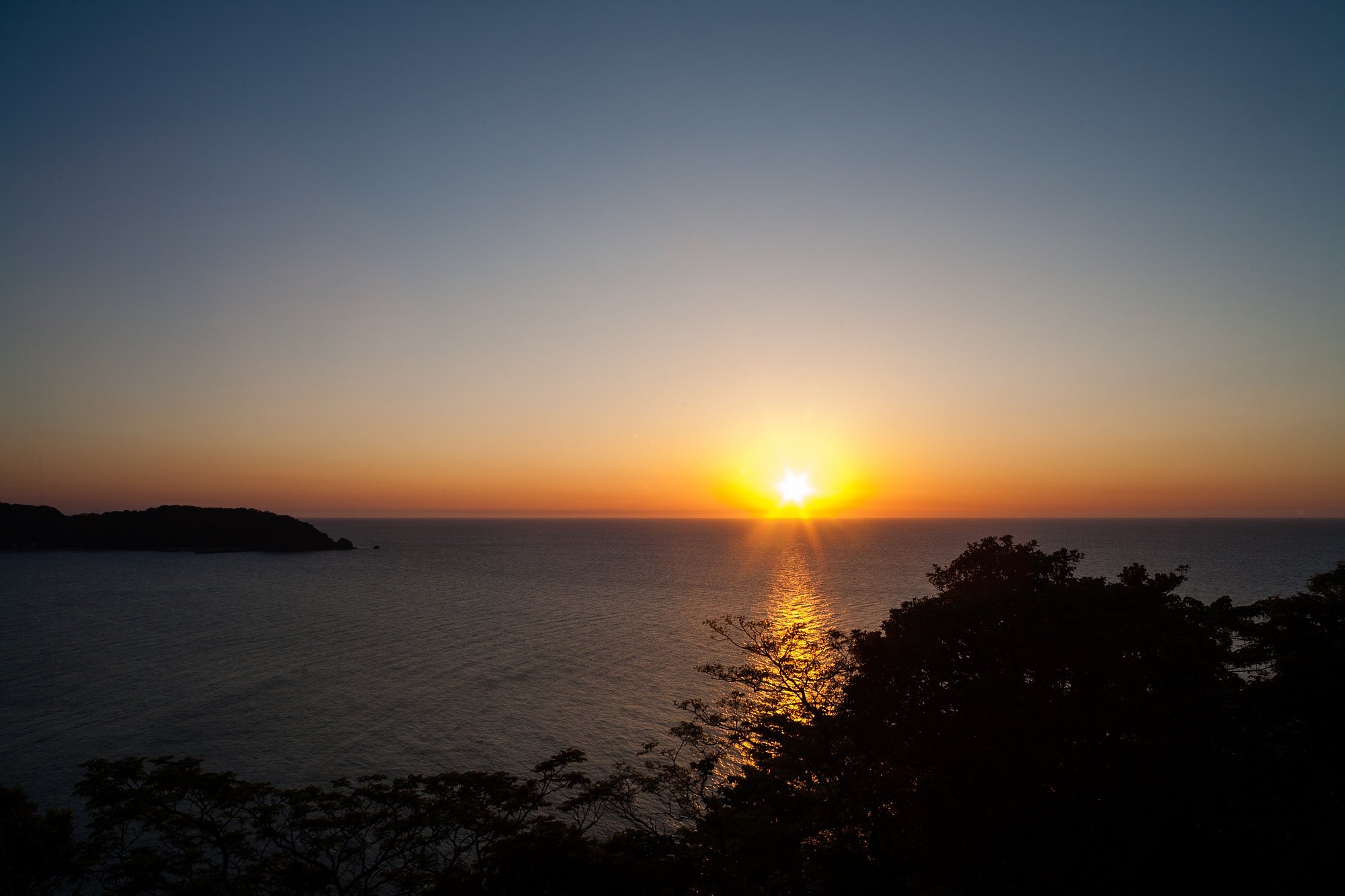 日本海への日の入り。