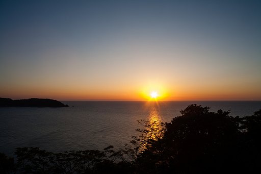 日本海への日の入り。