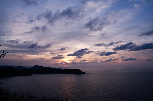 地平線の雲への日没・・。