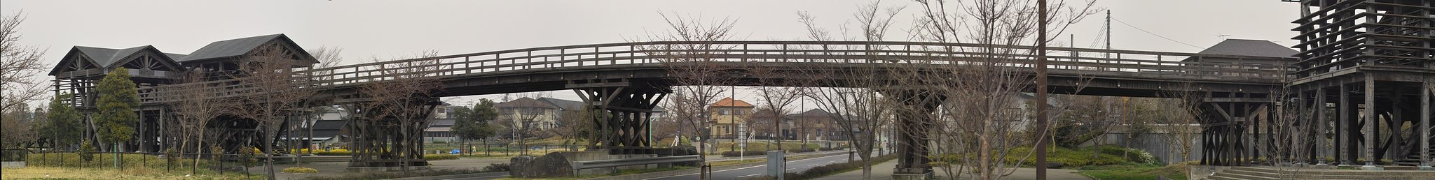 気で出来た歩道橋