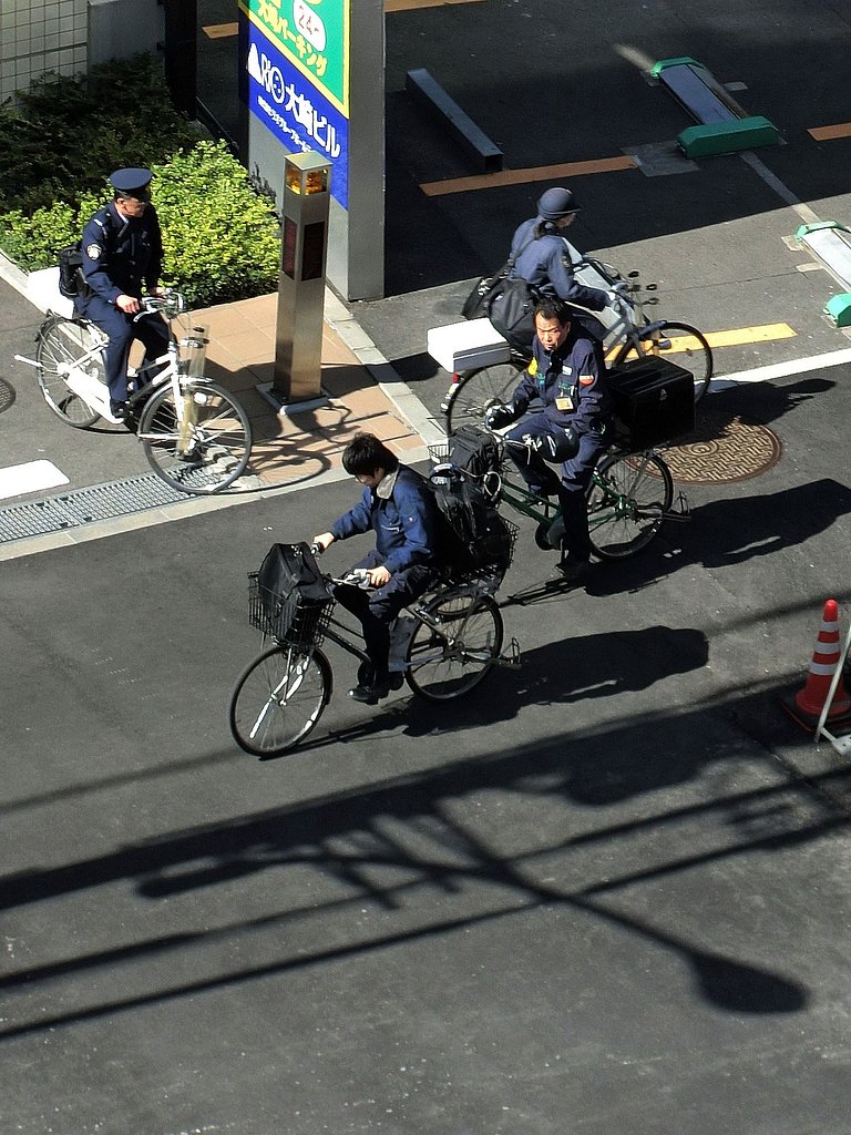 ♪ お使いは　自転車に乗って　颯爽と