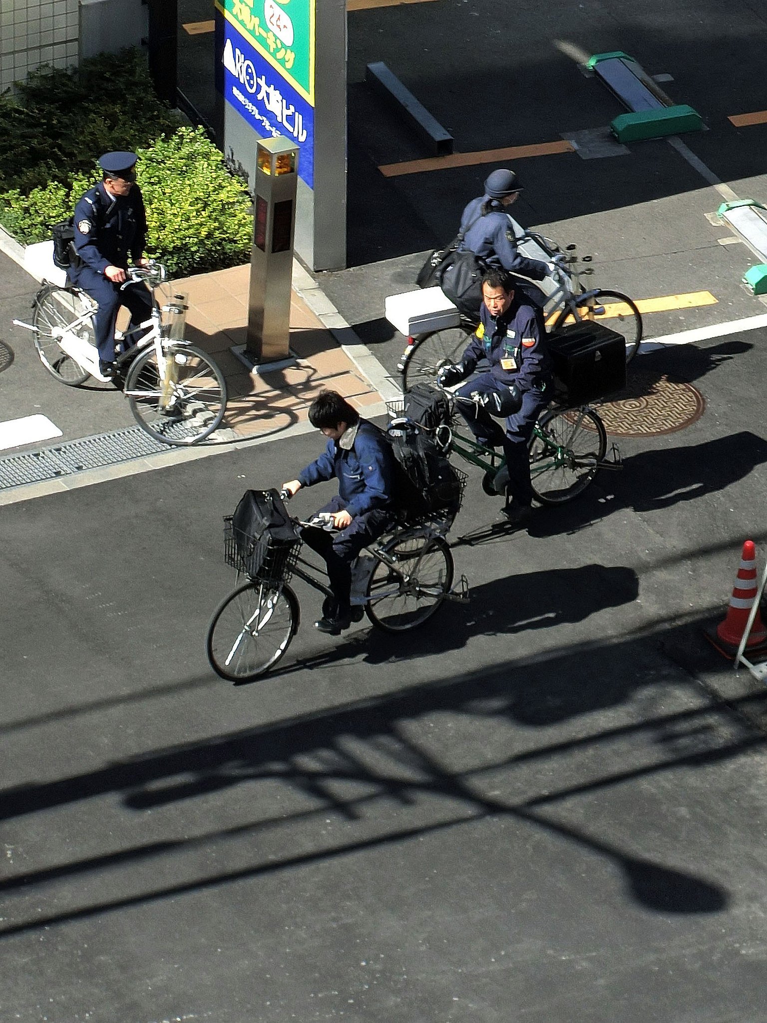 ♪ お使いは　自転車に乗って　颯爽と
