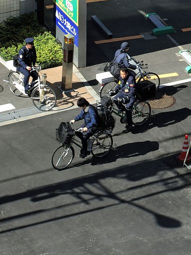 ♪ お使いは　自転車に乗って　颯爽と