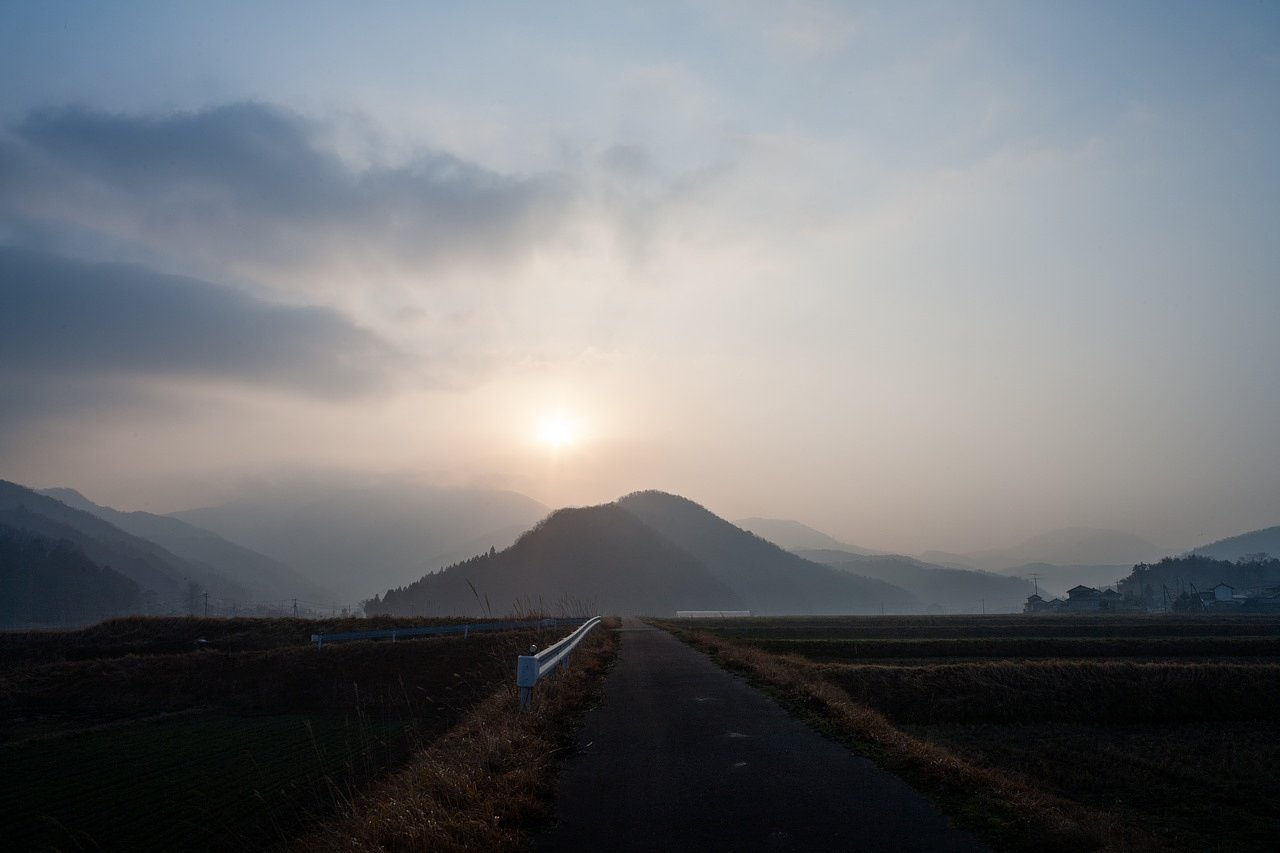 黄砂の中の朝日・・。