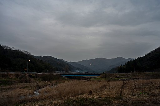 暗い曇り空の朝。