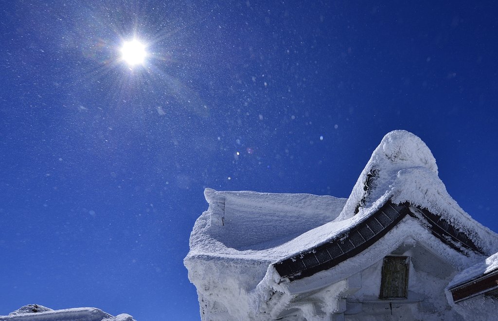 青空に舞う雪