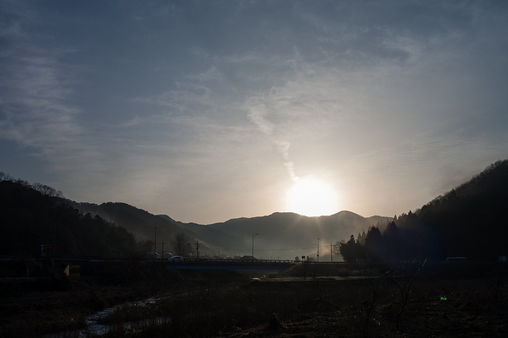 雲の多い中の朝日の出。