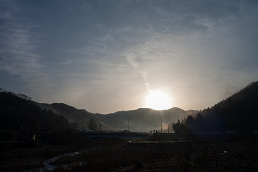 雲の多い中の朝日の出。