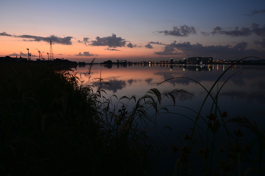 秋の夜明け