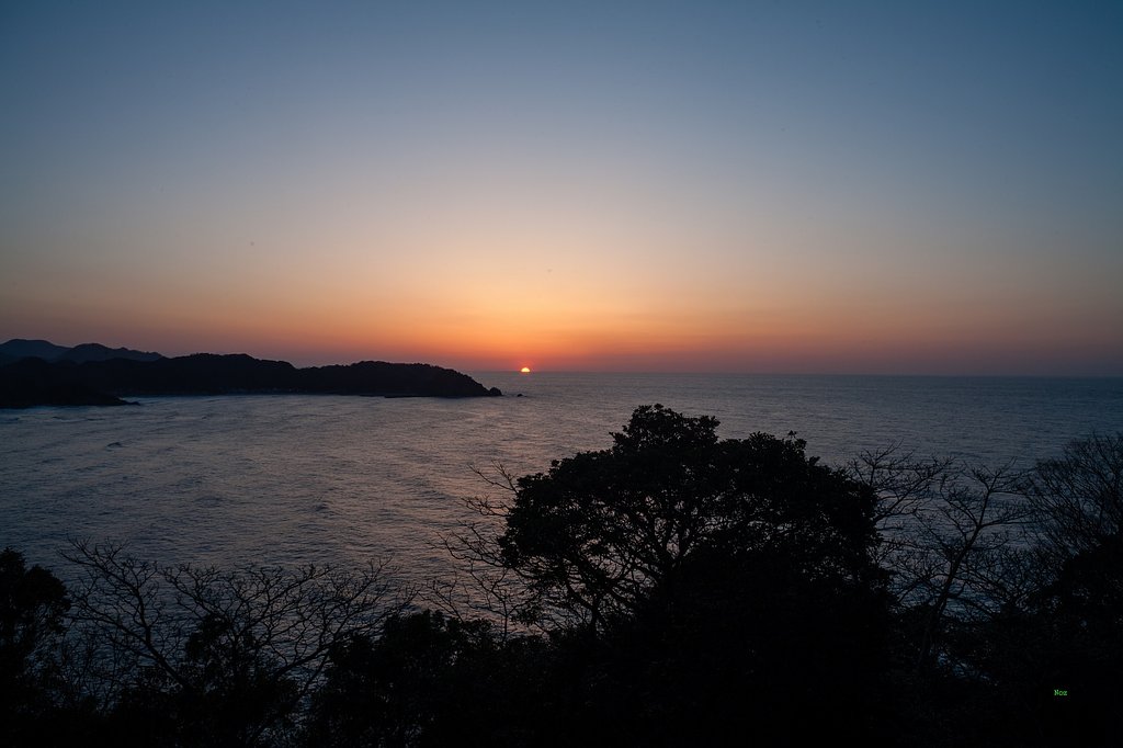 日本海の水平線への日没。