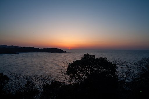 日本海の水平線への日没。