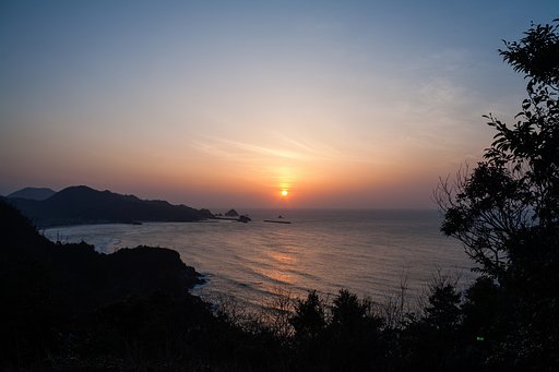 日本海の水平線への日没。
