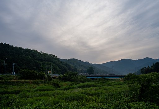 暗い曇り空の朝。