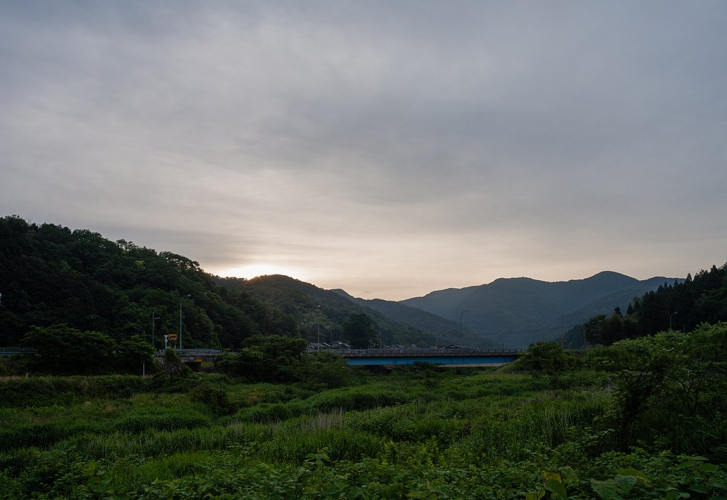 梅雨空の朝日の出。