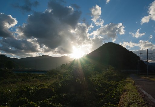 雲の多い朝日の出・・。