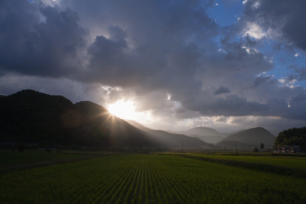 山の稜線からの朝日の出。