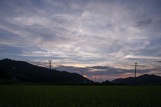 淡い雲の多い日の入り。