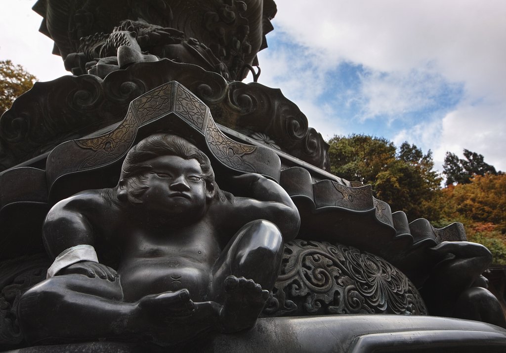 山寺の金灯篭を支えている童子様