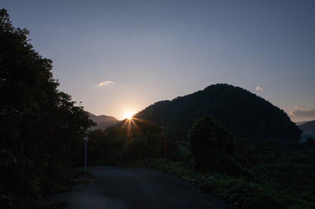 澄み切った空の朝日の出。