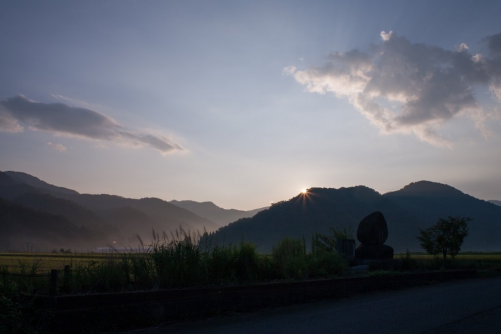 町道からの朝日の出・・。