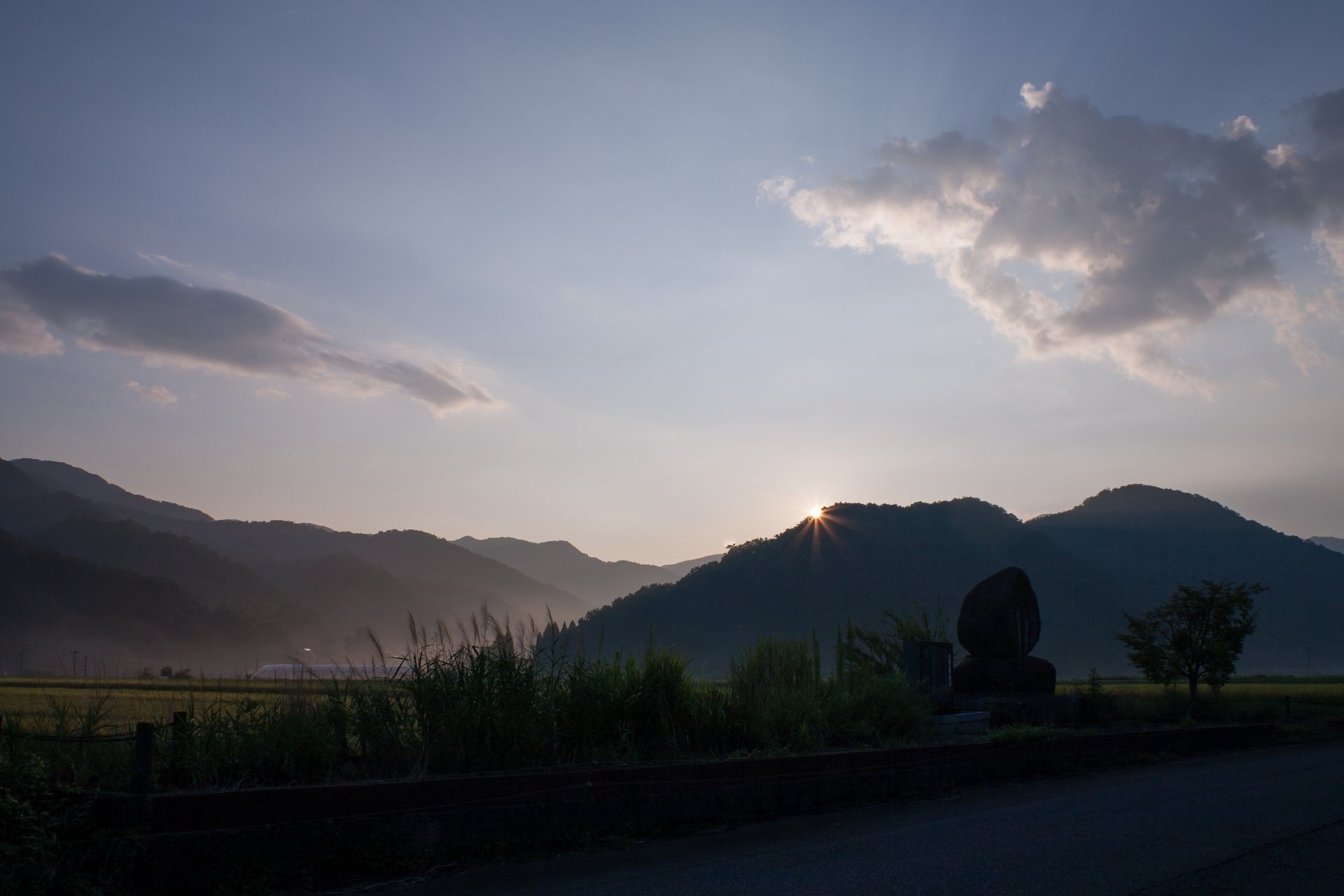 町道からの朝日の出・・。