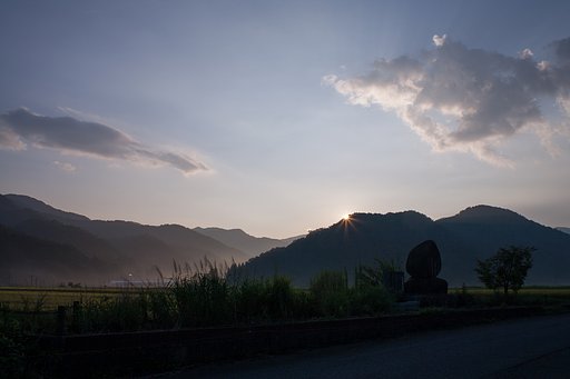 町道からの朝日の出・・。