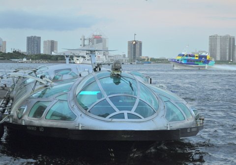水上バスと高速ジェット船