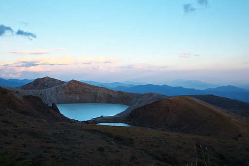 凍てつく寒空の湯釜見物