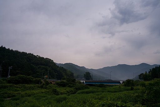 暗い雲が立ち込めて・・。
