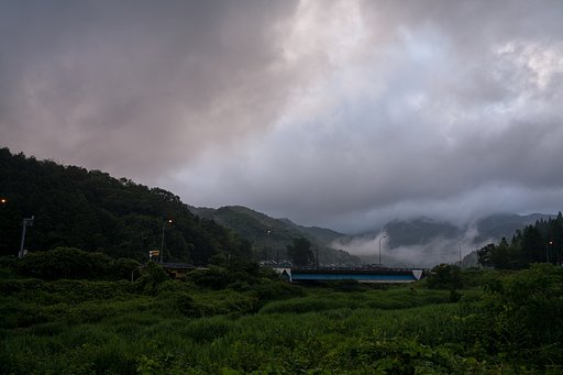 朝日の出の時間は暗い曇り空。