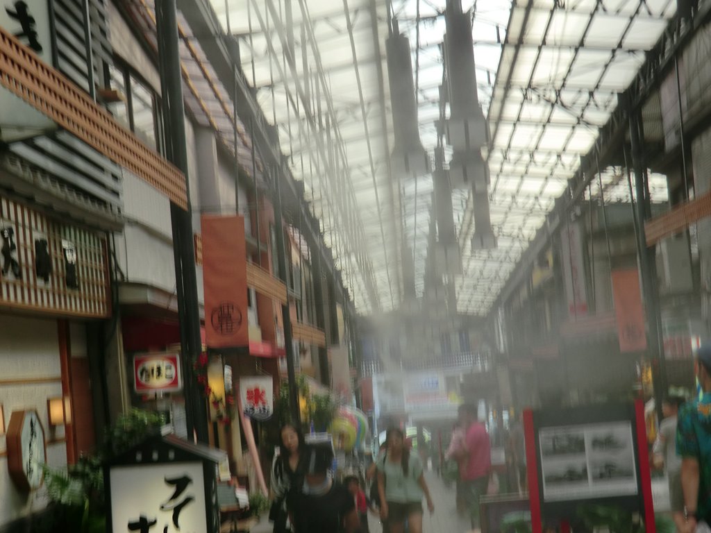 商店街でミストシャワー