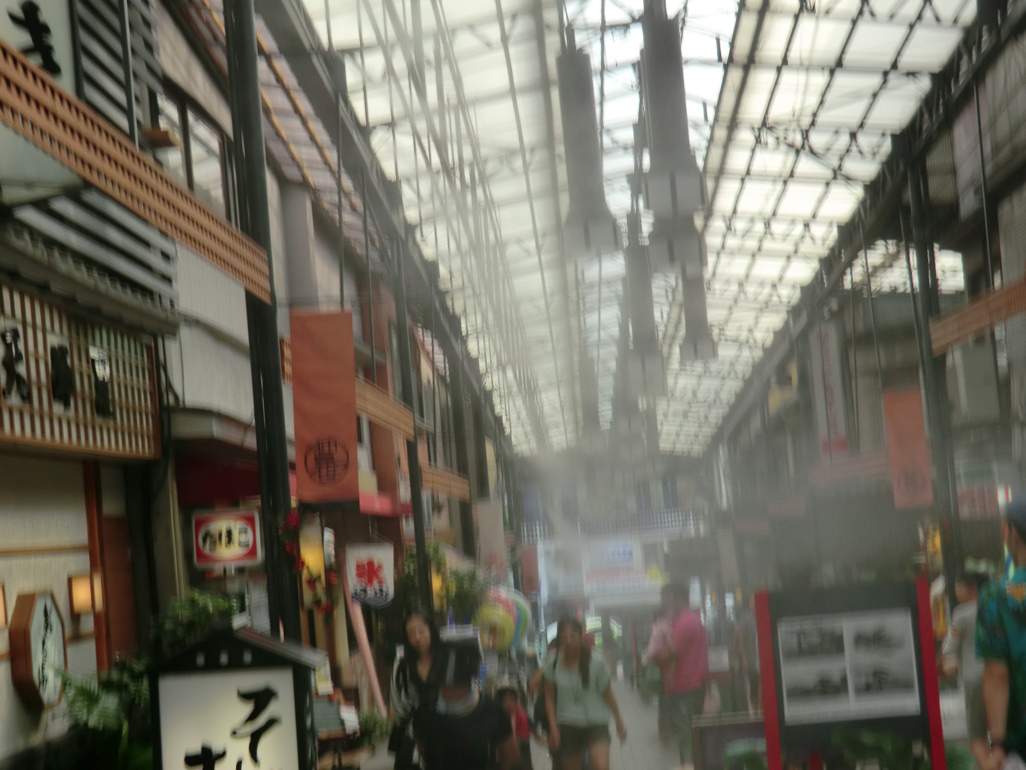 商店街でミストシャワー