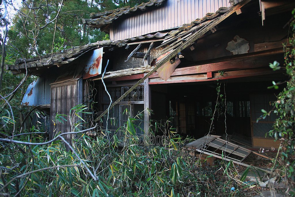 2010年、田舎町の廃屋にて。