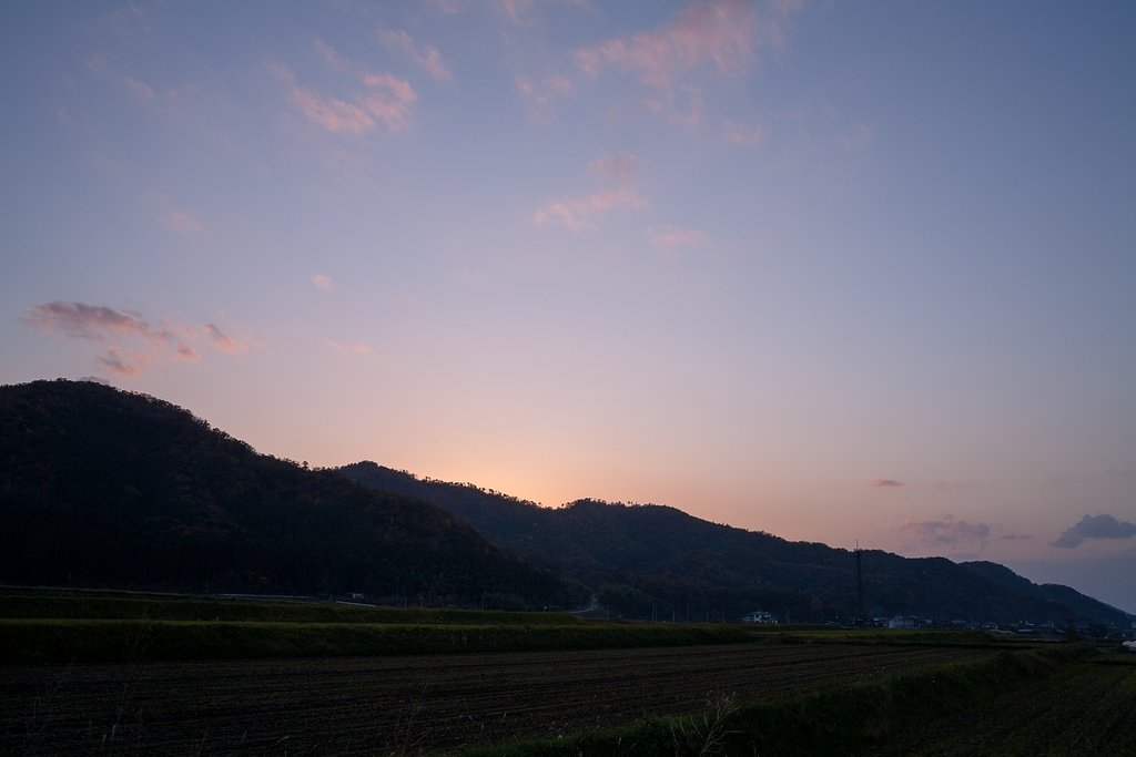 雲の殆ど無いゆうやけ・。