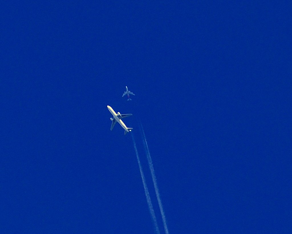 ジェット機の交差風景