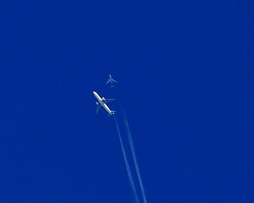 ジェット機の交差風景