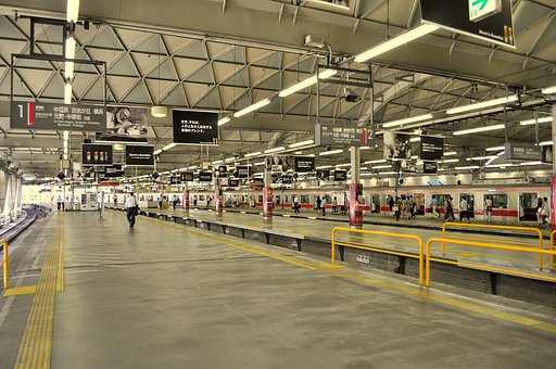 東急東横線渋谷駅ホーム風景