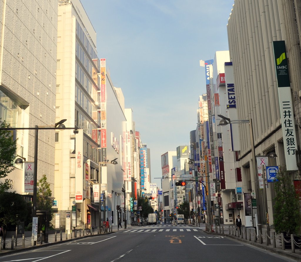日曜日朝の新宿通り