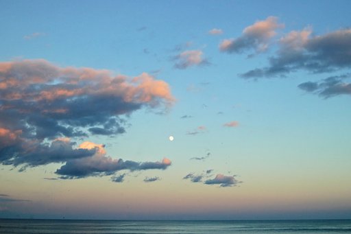 夕闇迫る海に