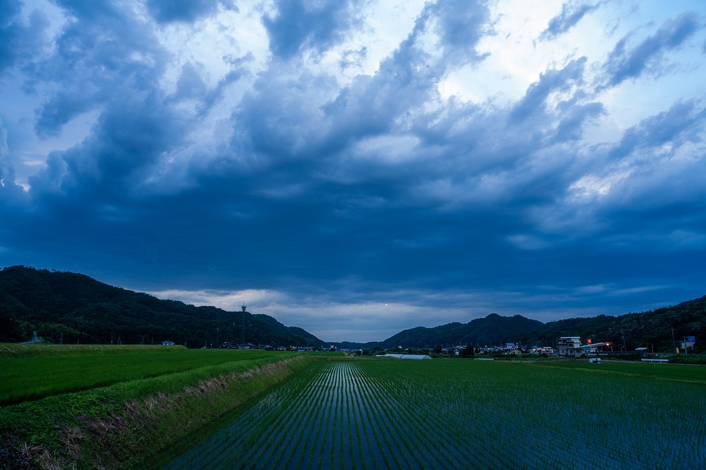 トテモ暗い雲の夕空・・。