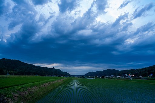 トテモ暗い雲の夕空・・。