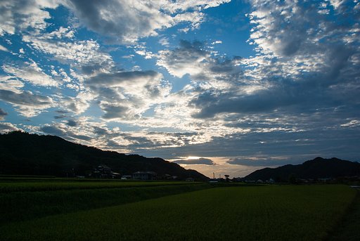 激しい模様の雲の夕空。