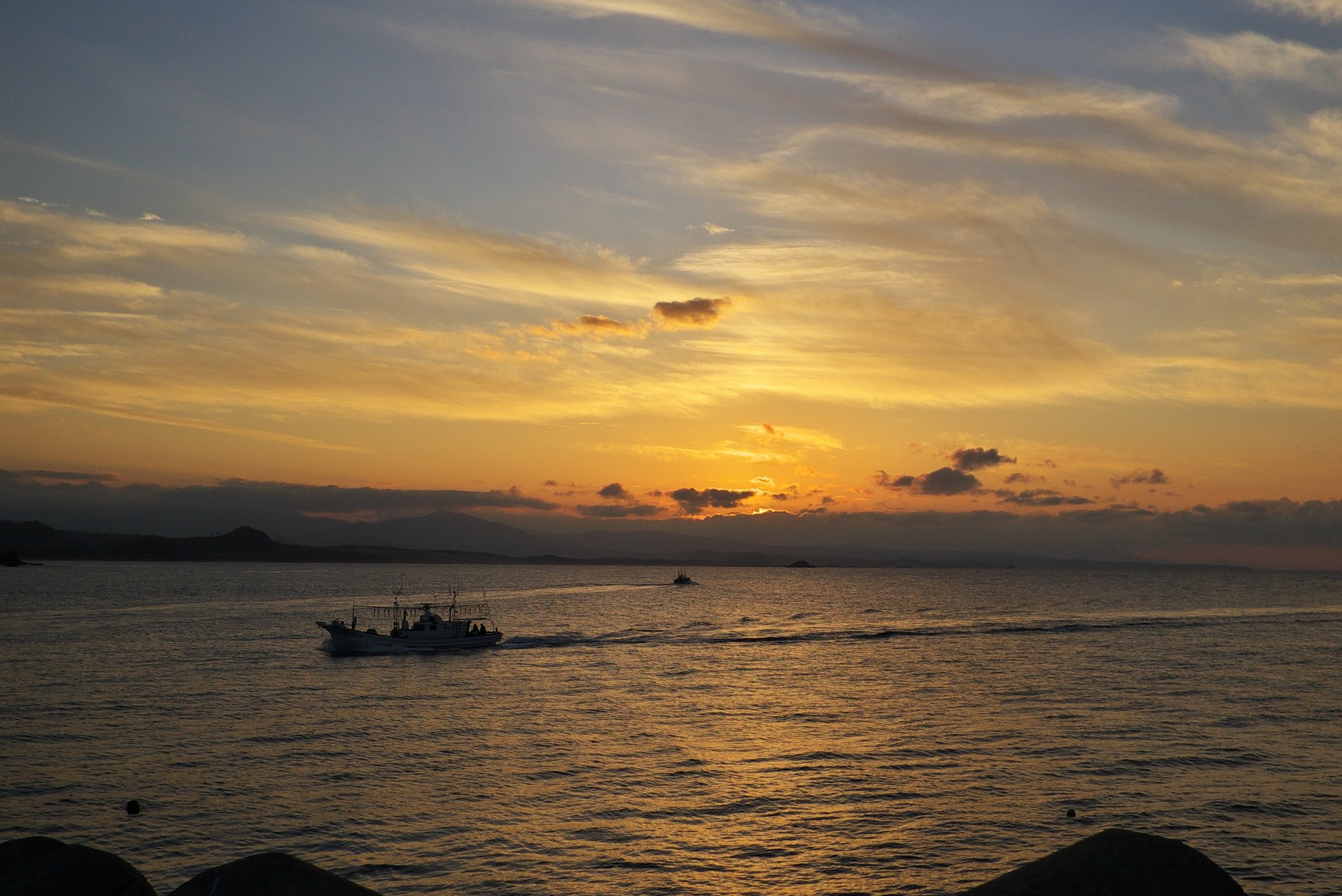 漁村に沈む黄金色の【夕日】