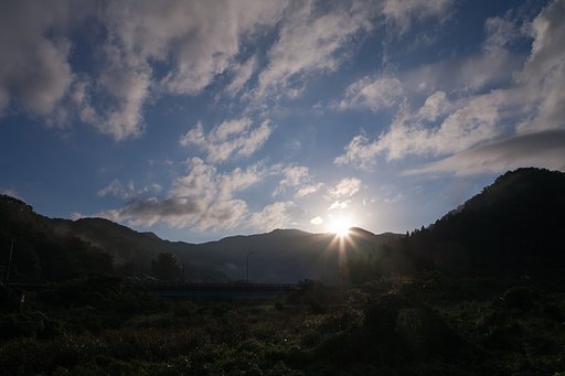 山の稜線からの朝日の出。